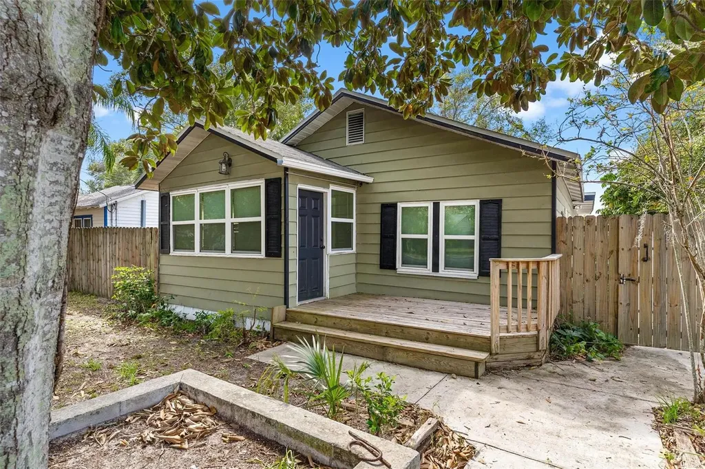 419 N Barrow Avenue Tavares FL 32778