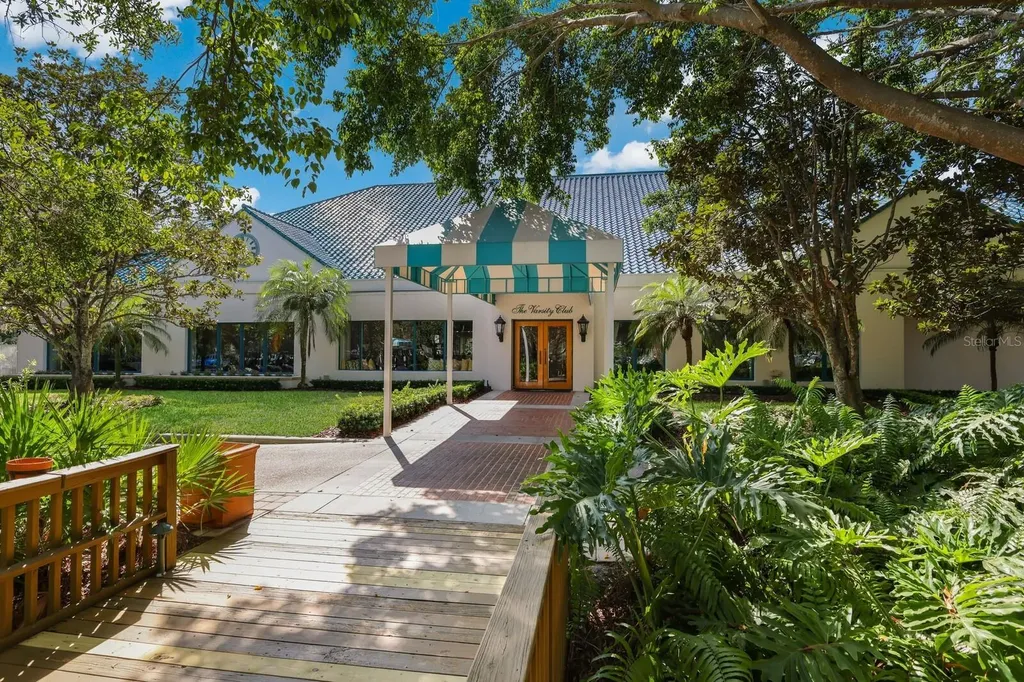 8223 Regents Court University Park FL 34201