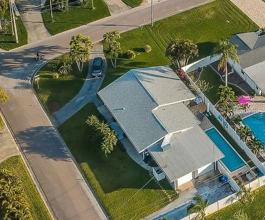 3822 Bayshore Boulevard NE St Petersburg FL 33703