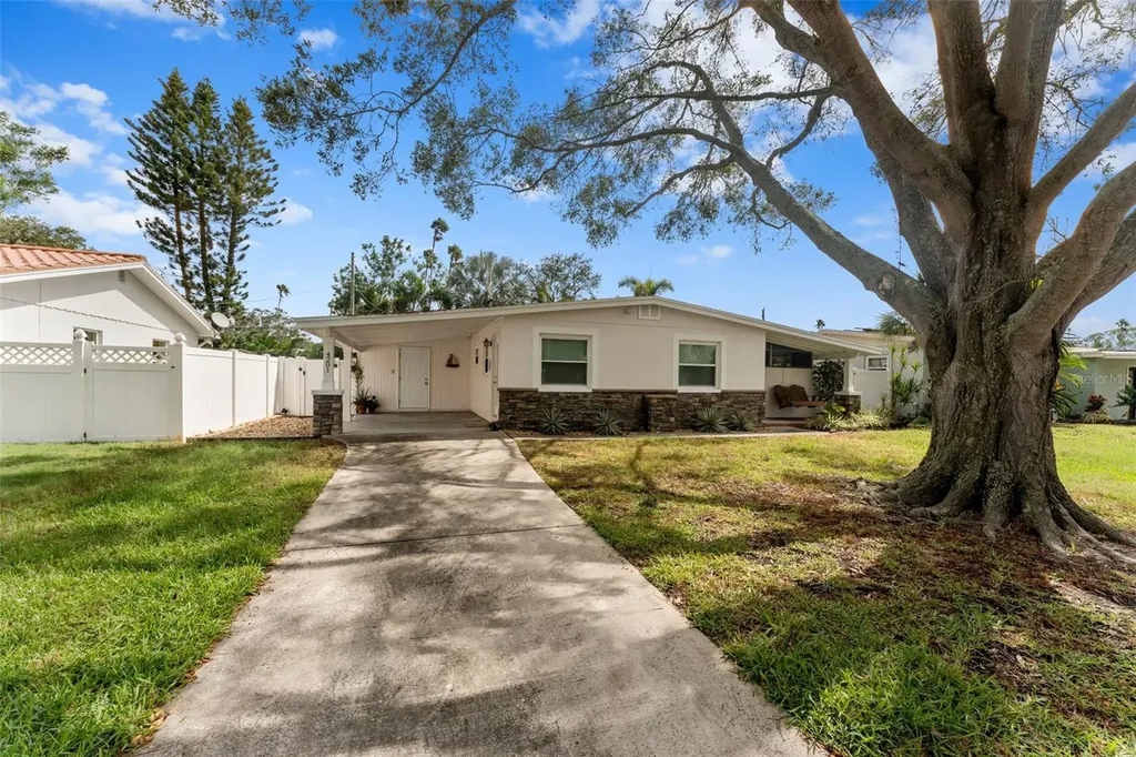 4201 Des Moines Street NE St Petersburg FL 33703
