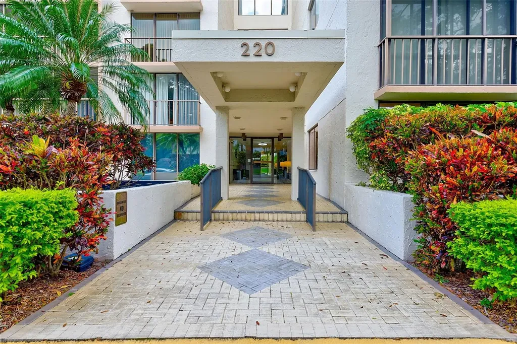 220 Belleview Boulevard Belleair FL 33756