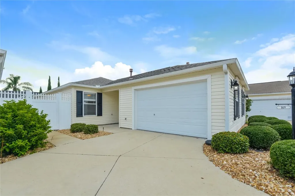 869 Drakeswood Avenue The Villages FL 32162