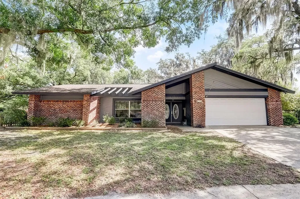 2102 Elmwood Court Plant City FL 33563