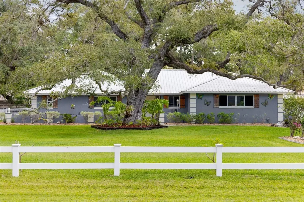150 Bearded Oaks Drive Sarasota FL 34232