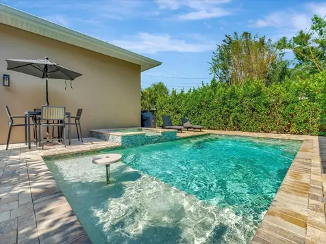 481 33rd Avenue N St Petersburg FL 33704