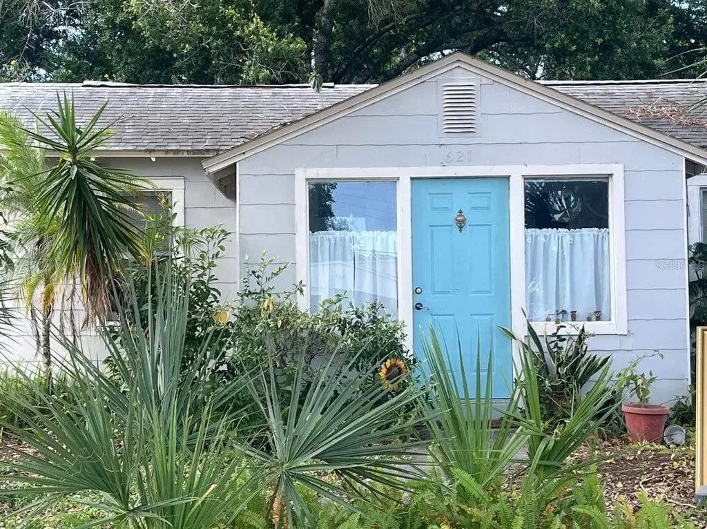 621 48th Avenue N St Petersburg FL 33703