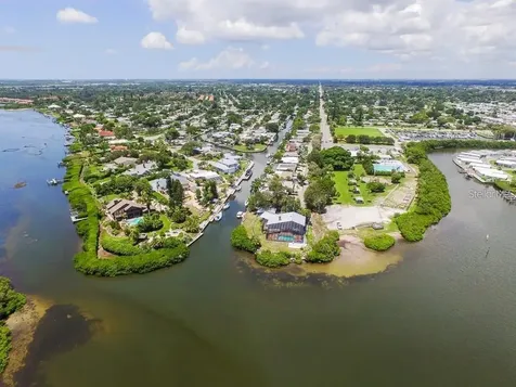 2216 N Wellesley Drive Bradenton FL 34207