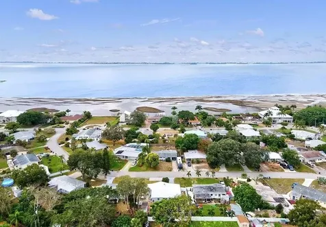 2216 N Wellesley Drive Bradenton FL 34207