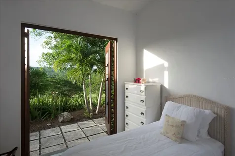 1 El Cerro Vieques PR 00765