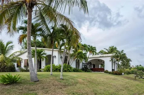 1 El Cerro Vieques PR 00765