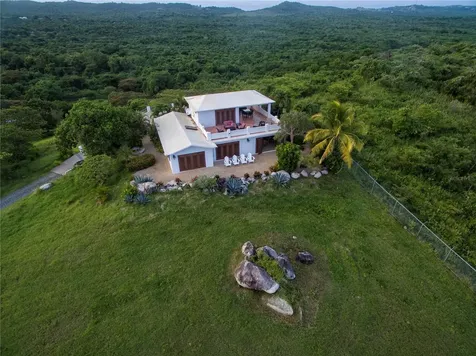 1 El Cerro Vieques PR 00765