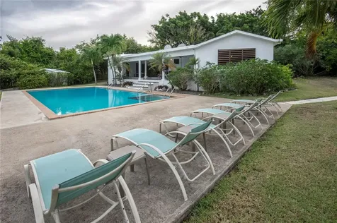 1 El Cerro Vieques PR 00765