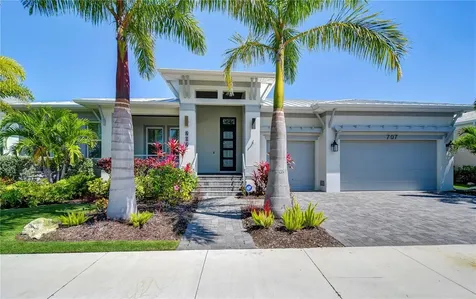 707 Pinckney Drive Apollo Beach FL 33572