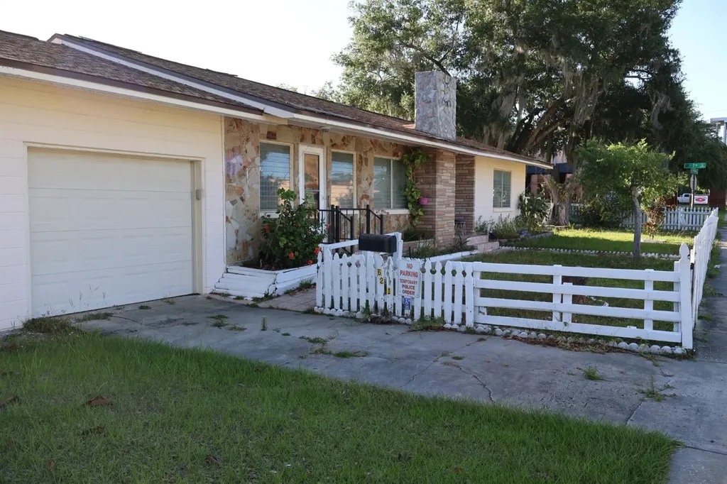 621 N Highland Street Mount Dora FL 32757
