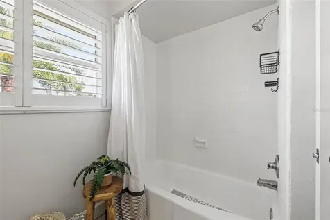 2008 Tanglewood Way NE St Petersburg FL 33702