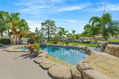 2008 Tanglewood Way NE St Petersburg FL 33702