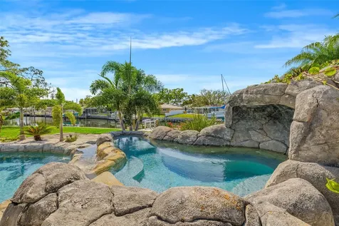 2008 Tanglewood Way NE St Petersburg FL 33702