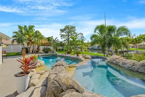 2008 Tanglewood Way NE St Petersburg FL 33702