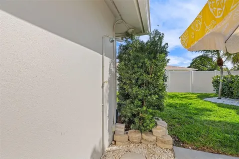 2008 Tanglewood Way NE St Petersburg FL 33702