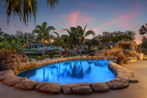 2008 Tanglewood Way NE St Petersburg FL 33702