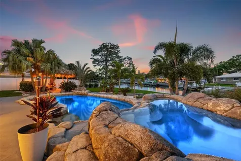 2008 Tanglewood Way NE St Petersburg FL 33702
