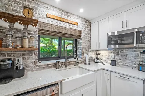 6468 27th Avenue N St Petersburg FL 33710