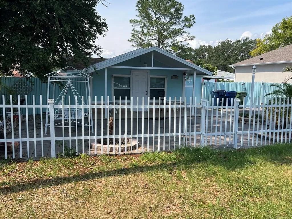 2125 W Paris Street Tampa FL 33604