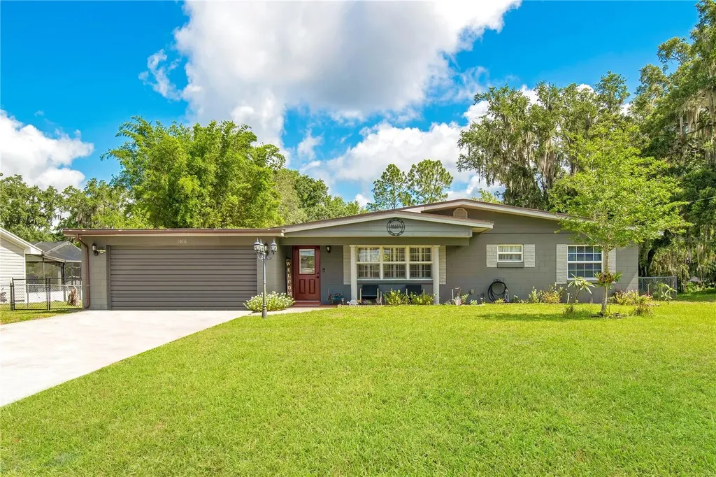 1016 W Lakeshore Drive Clermont FL 34711