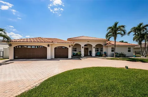 1977 Illinois Avenue NE St Petersburg FL 33703