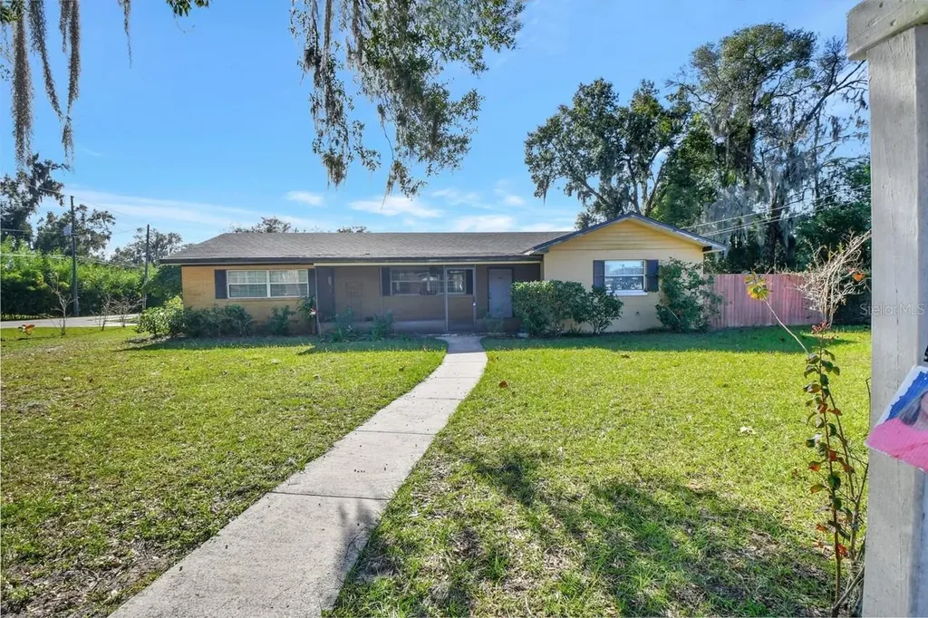 1040 E University Avenue Deland FL 32724