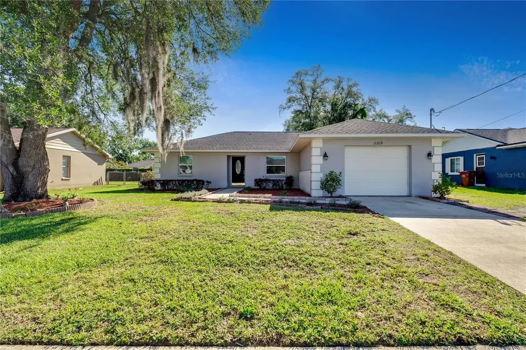 2206 N Warnell Street Plant City FL 33563