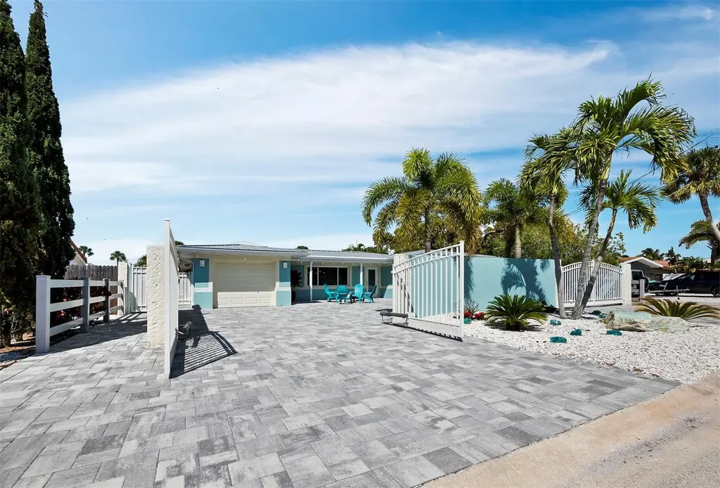 335 Avenida Milano Sarasota FL 34242