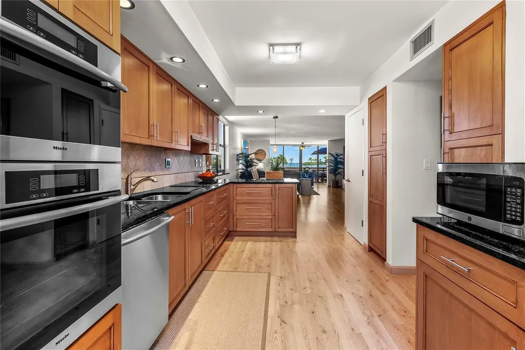 817 Bayport Way Longboat Key FL 34228