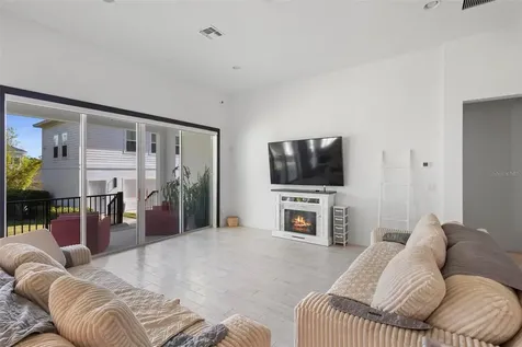 221 Hillcrest Drive Oviedo FL 32765