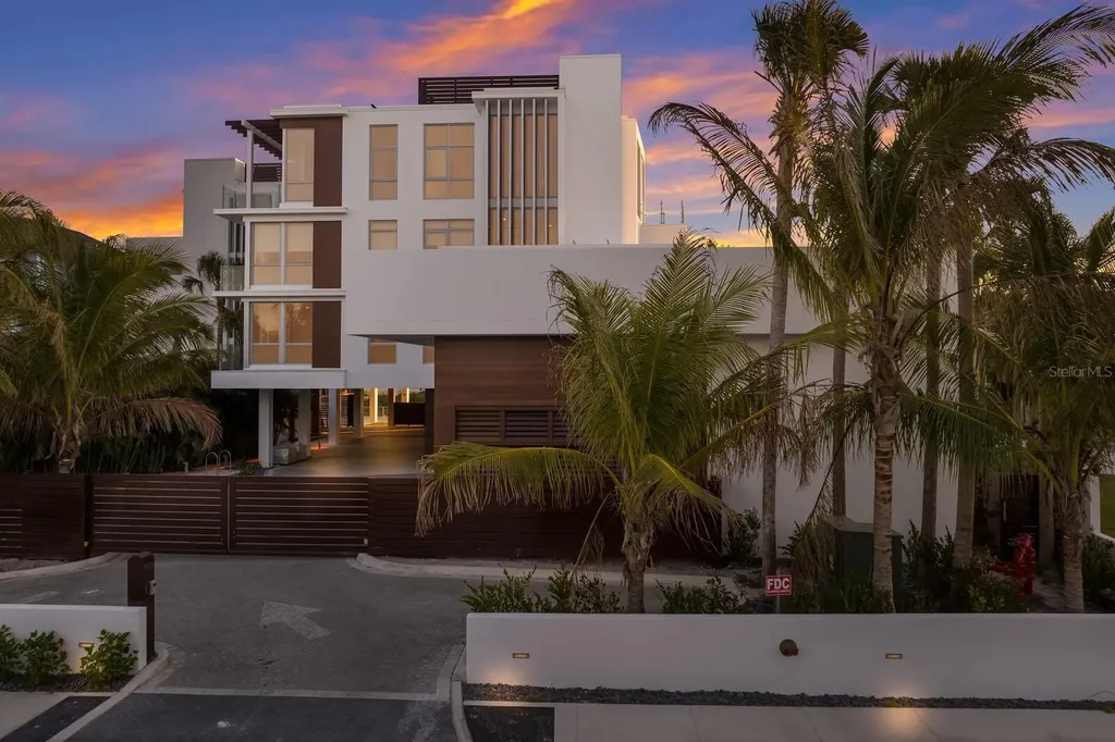 84 Avenida Veneccia Sarasota FL 34242