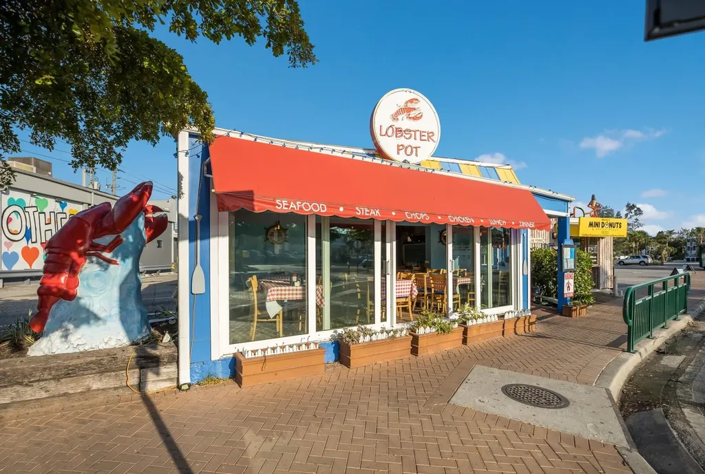 84 Avenida Veneccia Sarasota FL 34242