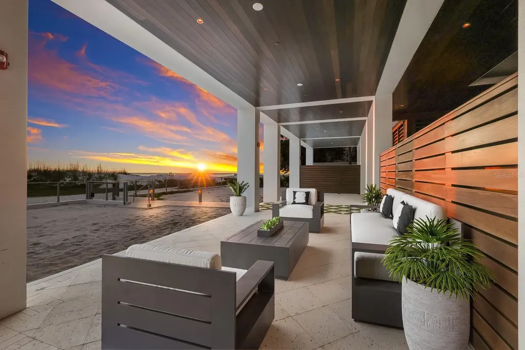 84 Avenida Veneccia Sarasota FL 34242