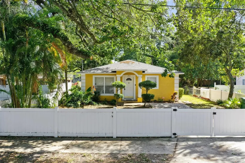 1715 E Giddens Avenue Tampa FL 33610
