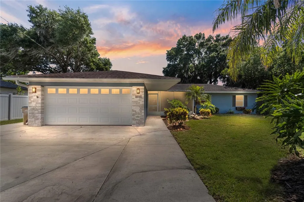 32701 Lakeshore Drive Tavares FL 32778