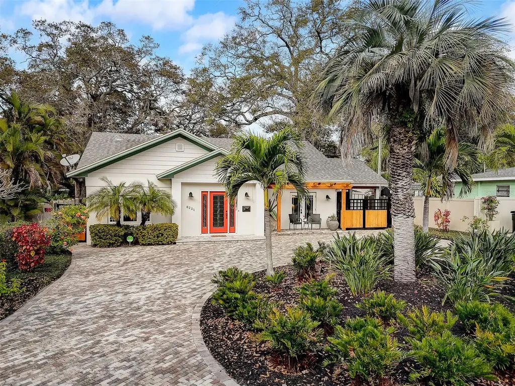 8221 26th Avenue N St Petersburg FL 33710