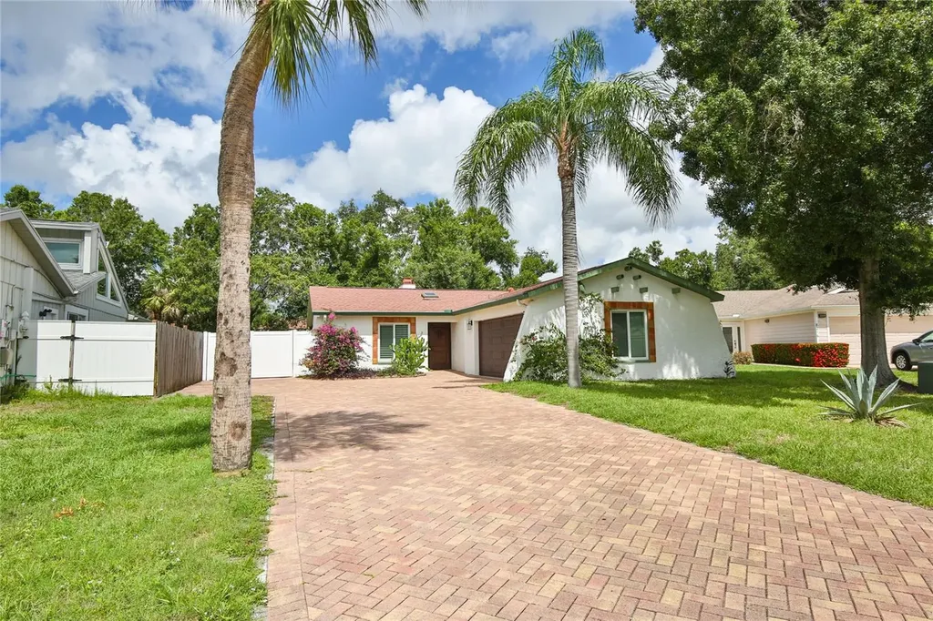 8220 Country Oaks Court Sarasota FL 34243