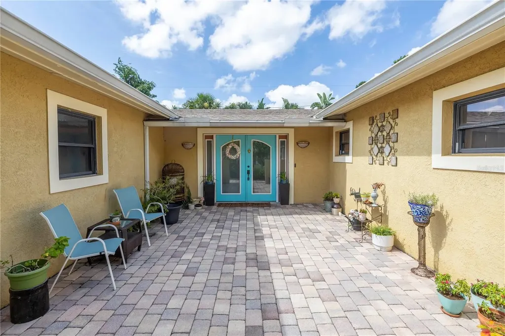 6456 30th Avenue N St Petersburg FL 33710