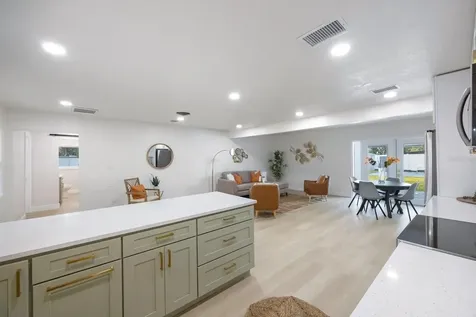 6324 41st Avenue N St Petersburg FL 33709