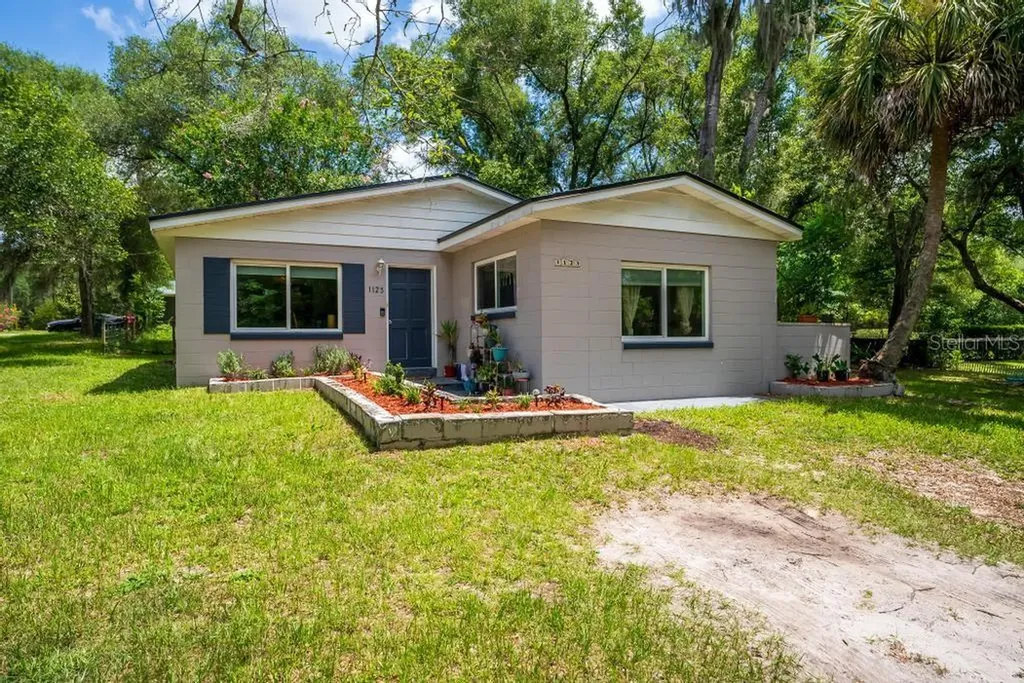 1123 W Winnemissett Avenue Deland FL 32720