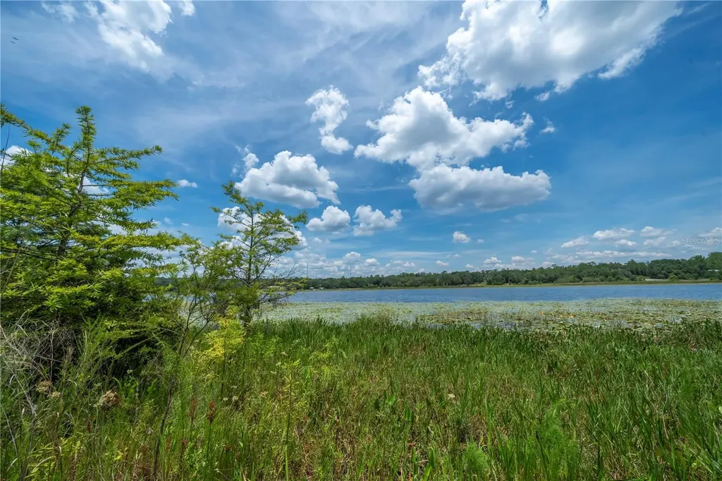 250 W West Lake Drive Hawthorne FL 32640