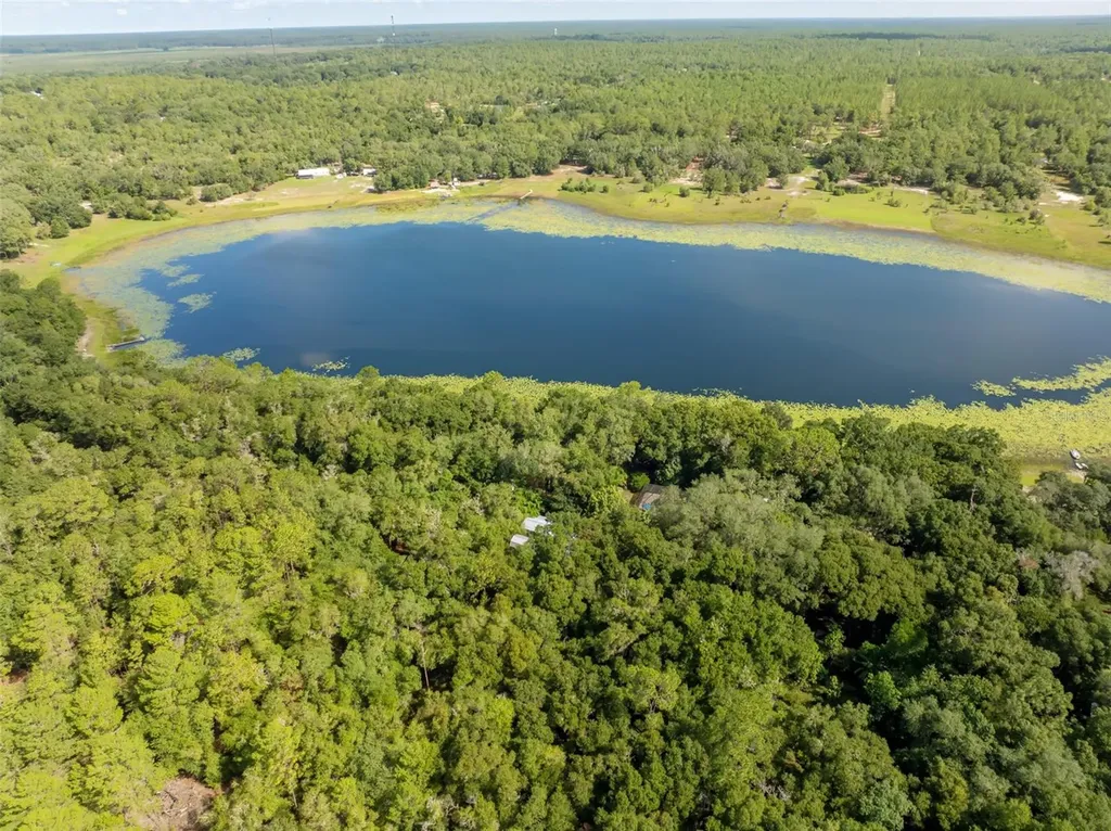250 W West Lake Drive Hawthorne FL 32640