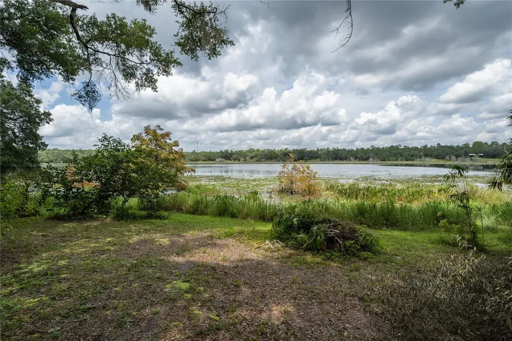 250 W West Lake Drive Hawthorne FL 32640