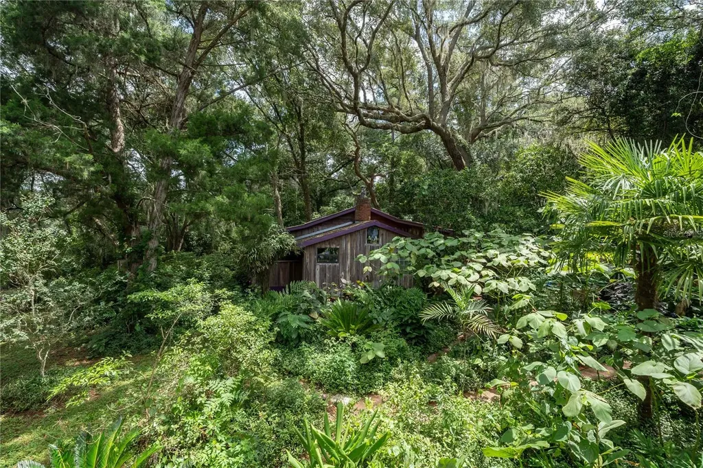 250 W West Lake Drive Hawthorne FL 32640