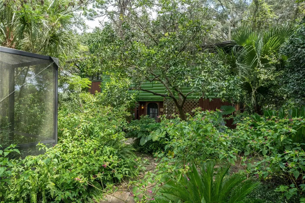 250 W West Lake Drive Hawthorne FL 32640