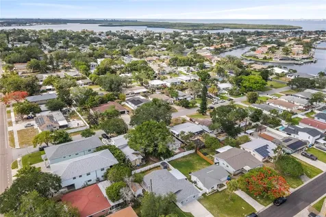 1811 Massachusetts Avenue NE St Petersburg FL 33703